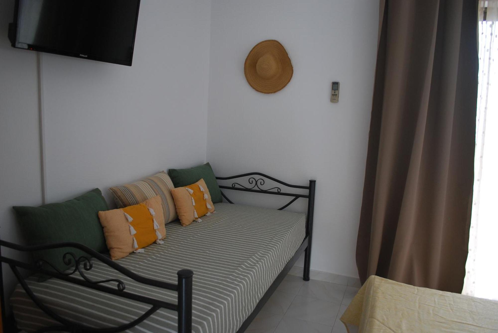 Sunset Rooms Agia Marina  Exterior photo